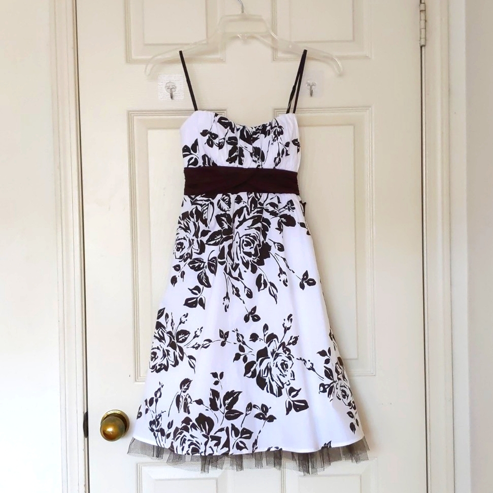 NWOT. Junior Sleeveless Floral Ruffled Edge Dress with padding and lining.